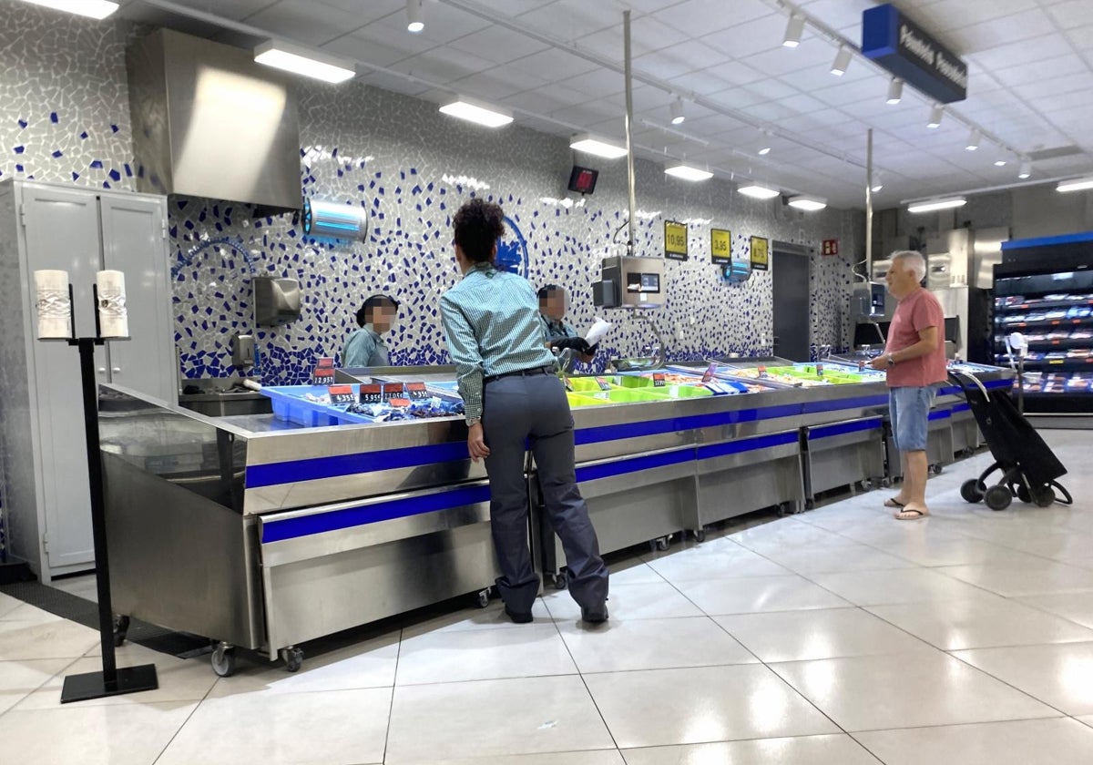 Imagen de archivo tomada en la sección de pescadería de un supermercado de Mercadona