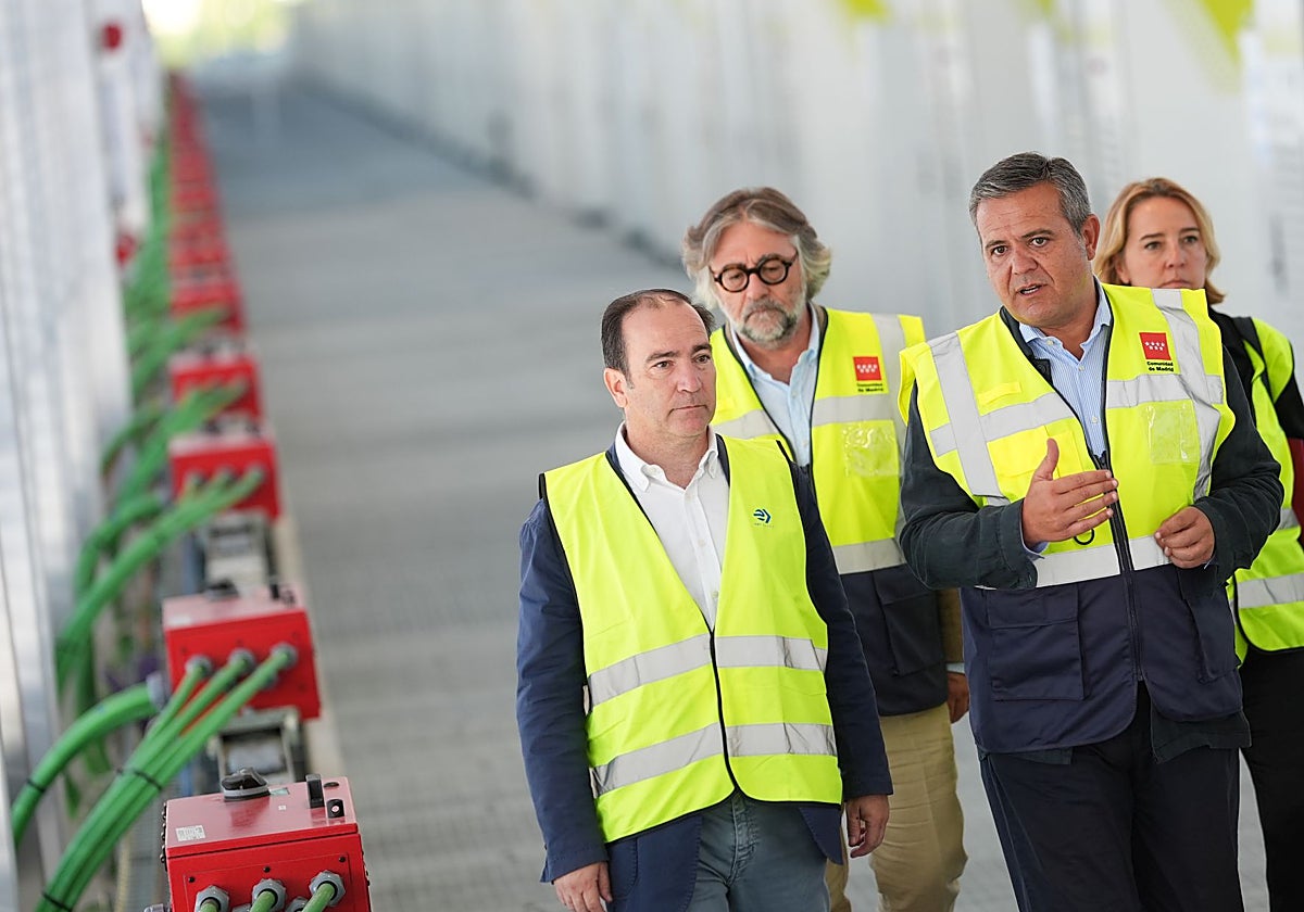 El consejero Rodrigo y el concejal Carabante, en el centro de la EMT