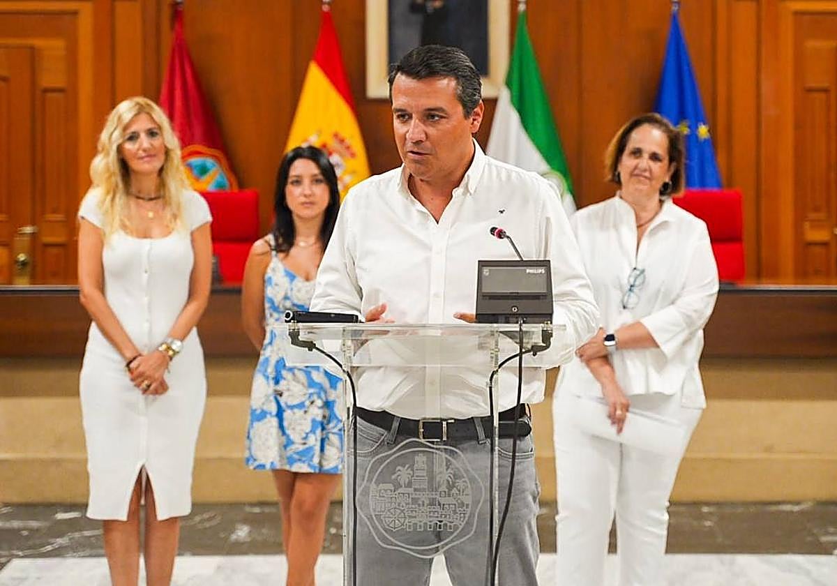 Bellido, junto a Blanca Torrent, Cintia Bustos y Lourdes Morales,