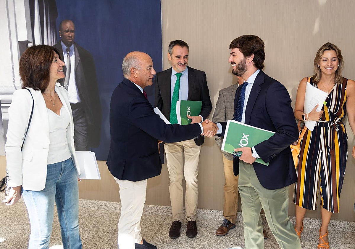 García Nieto y García-Gallardo se saludan en presencia de procuradores de sus grupos