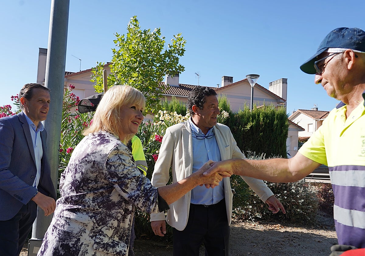 La consejera de Industria, Comercio y Empleo, Leticia García, junto al presidente de la Diputación de Valladolid, Conrado íscar, y el alcalde de Viana de Cega, Alberto Collantes