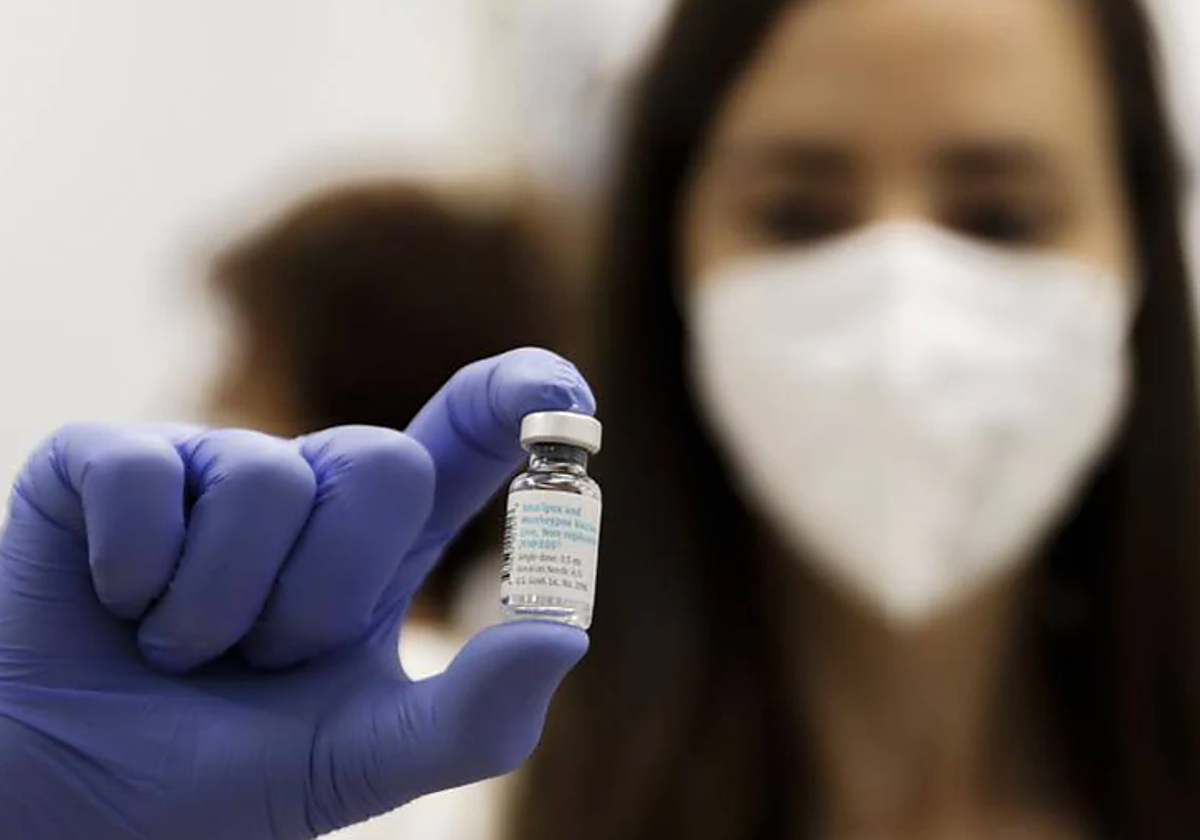 Una sanitaria enseña una vacuna contra la viruela del mono