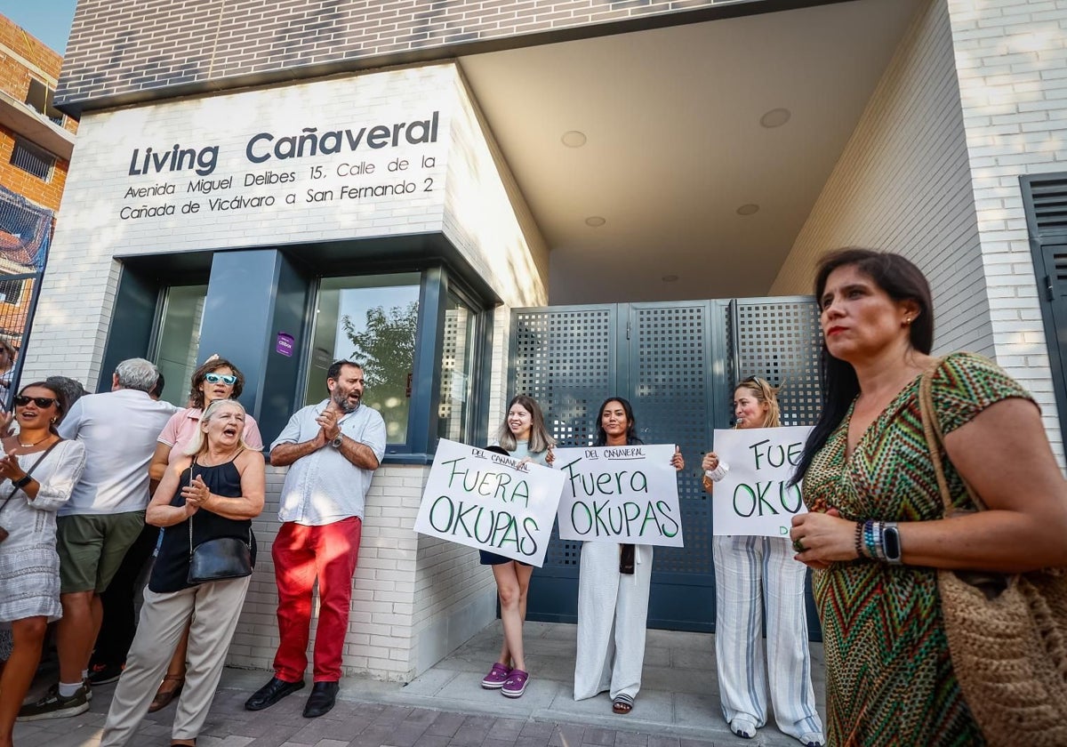 La concentración de vecinos de El Cañaveral en protesta por la okupación