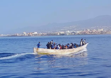 A la deriva y con olas de hasta tres metros: rescate de riesgo de 120 migrantes en la Ruta Canaria