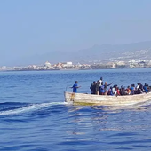 A la deriva y con olas de hasta tres metros: rescate de riesgo de 120 migrantes en la Ruta Canaria