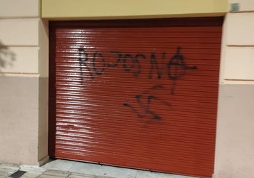 El PSOE denuncia unas pintadas con simbología nazi en su sede en Badajoz