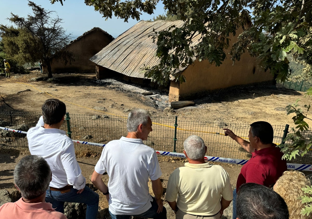 El consejero de Cultura, Gonzalo Santonja, visita la zona del incendio en el castro Vetton de El Raso (Ávila)