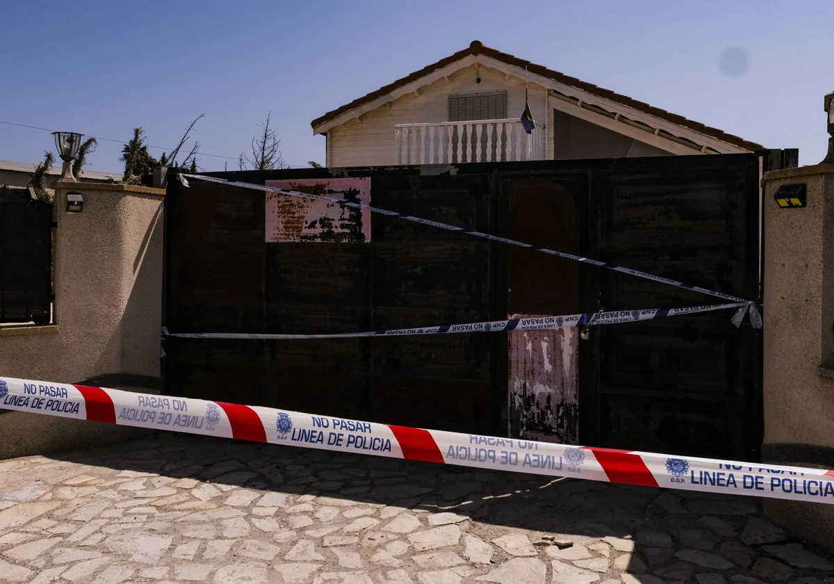 Imagen de la vivienda en la que se halló el cadáver de un hombre, en la pedanía de Daimés, en Elche