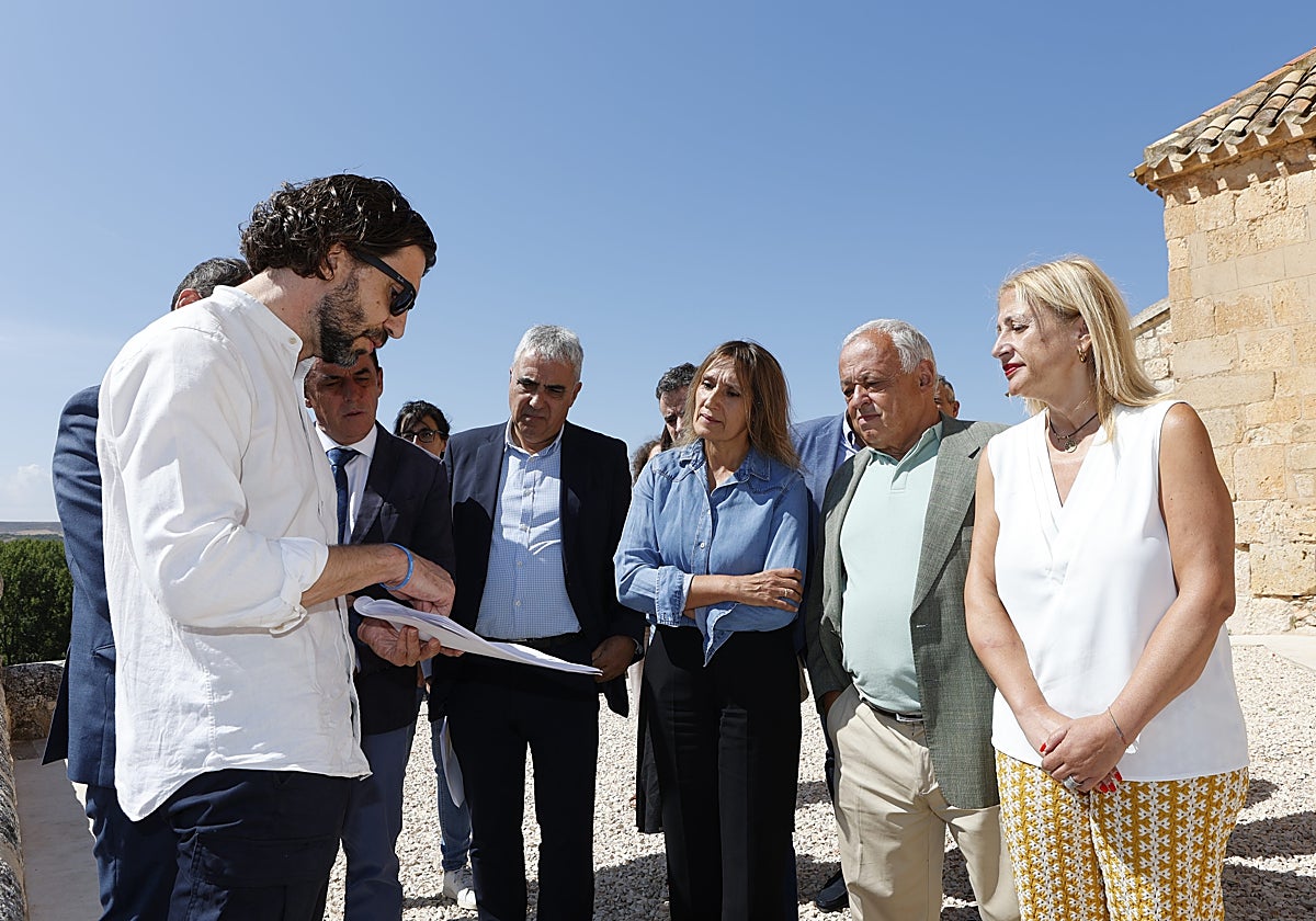 Los consejeros de Educación y Cultura, Rocío Lucas y Gonzalo Santonja, durante su visita a San Esteban de Gormaz (Soria)