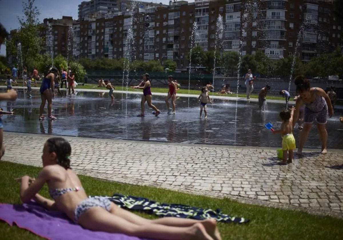 Ciudadanos se refrescan en Madrid Río