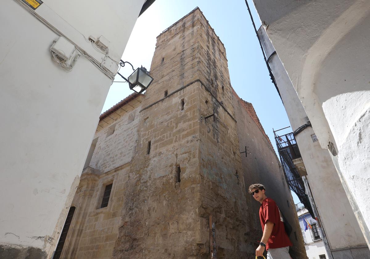 Un joven pasa delante de la torre alimnar de Santa Clara