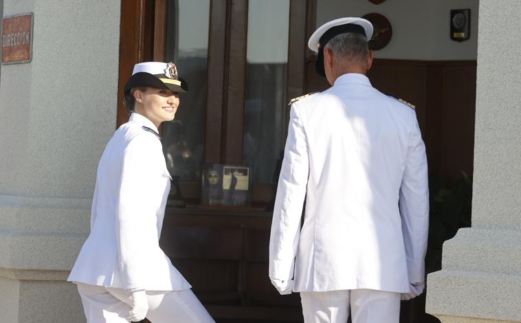 Imagen principal - La Princesa Leonor se incorpora a la Escuela Naval de Marín para su segundo año de formación