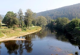 Mueren dos hombres tras salirse su coche de la carrertera y caer al río Eo, en Asturias