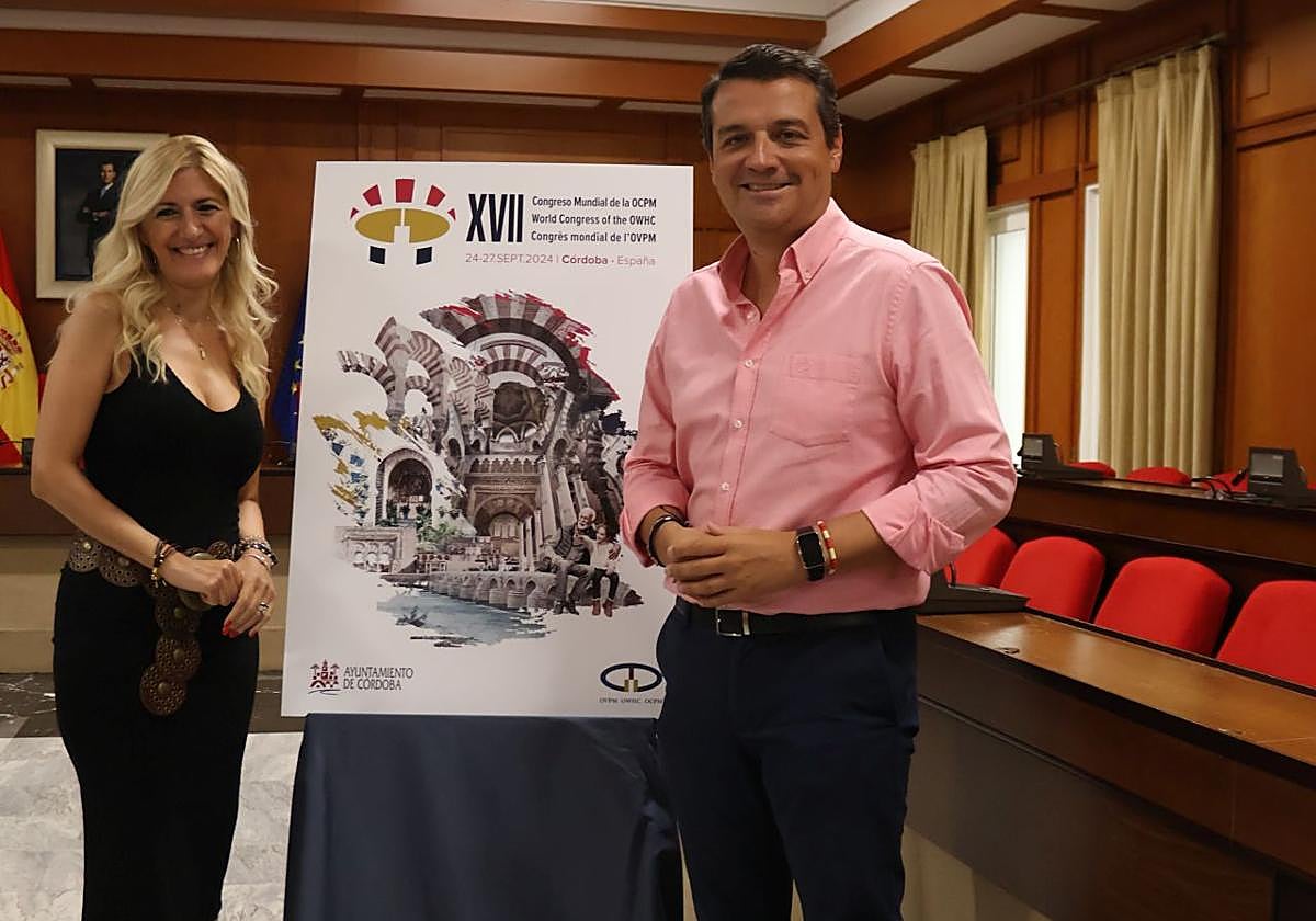 El alcalde, José María Bellido, junto a la delegada de Centro Histórico, Lourdes Morales