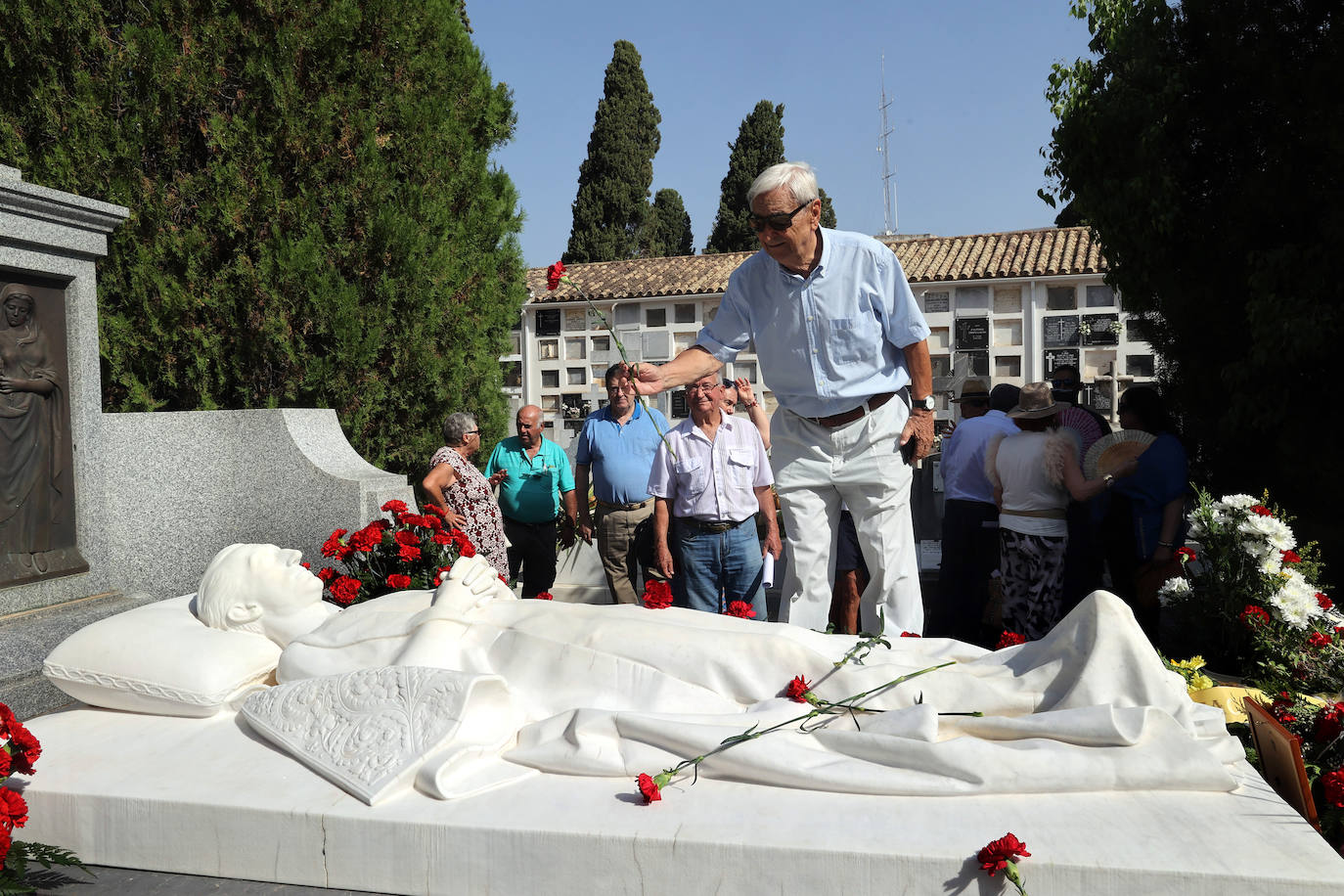 Fotos: el homenaje a Manolete en el cementerio de la Salud de Córdoba