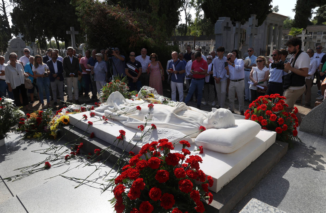 Fotos: el homenaje a Manolete en el cementerio de la Salud de Córdoba