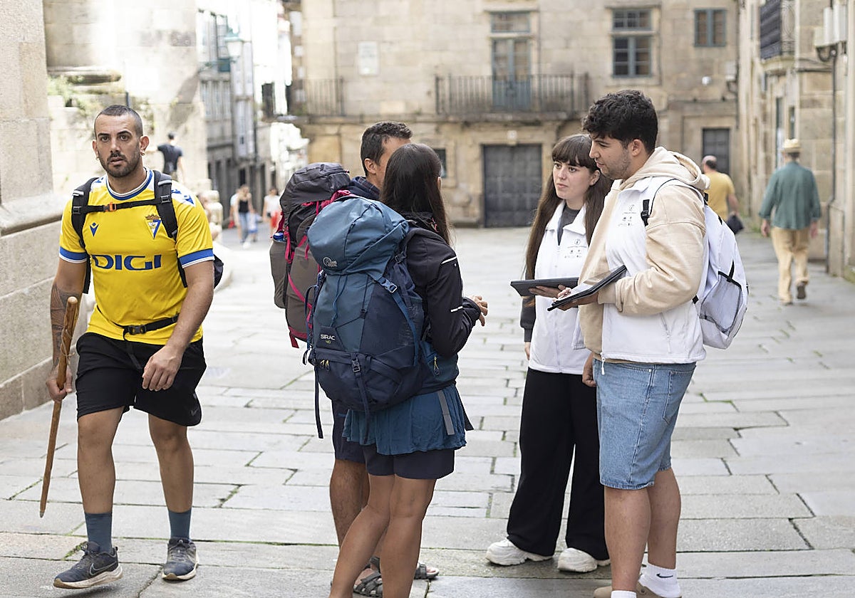 Una pareja de informadores hablando con dos peregrinos