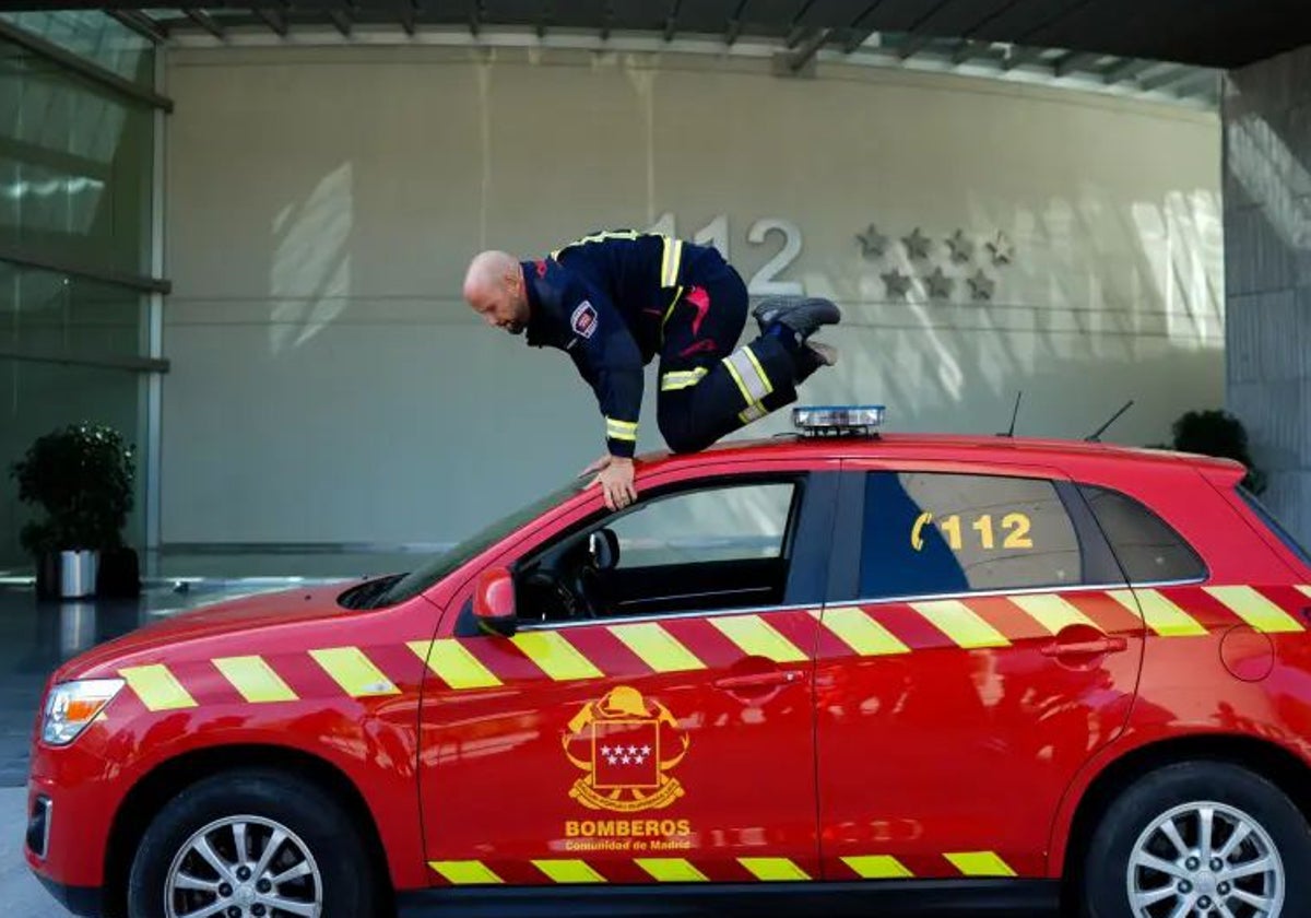 Un bombero haciendo una demostración de cómo actuar en caso de inundación