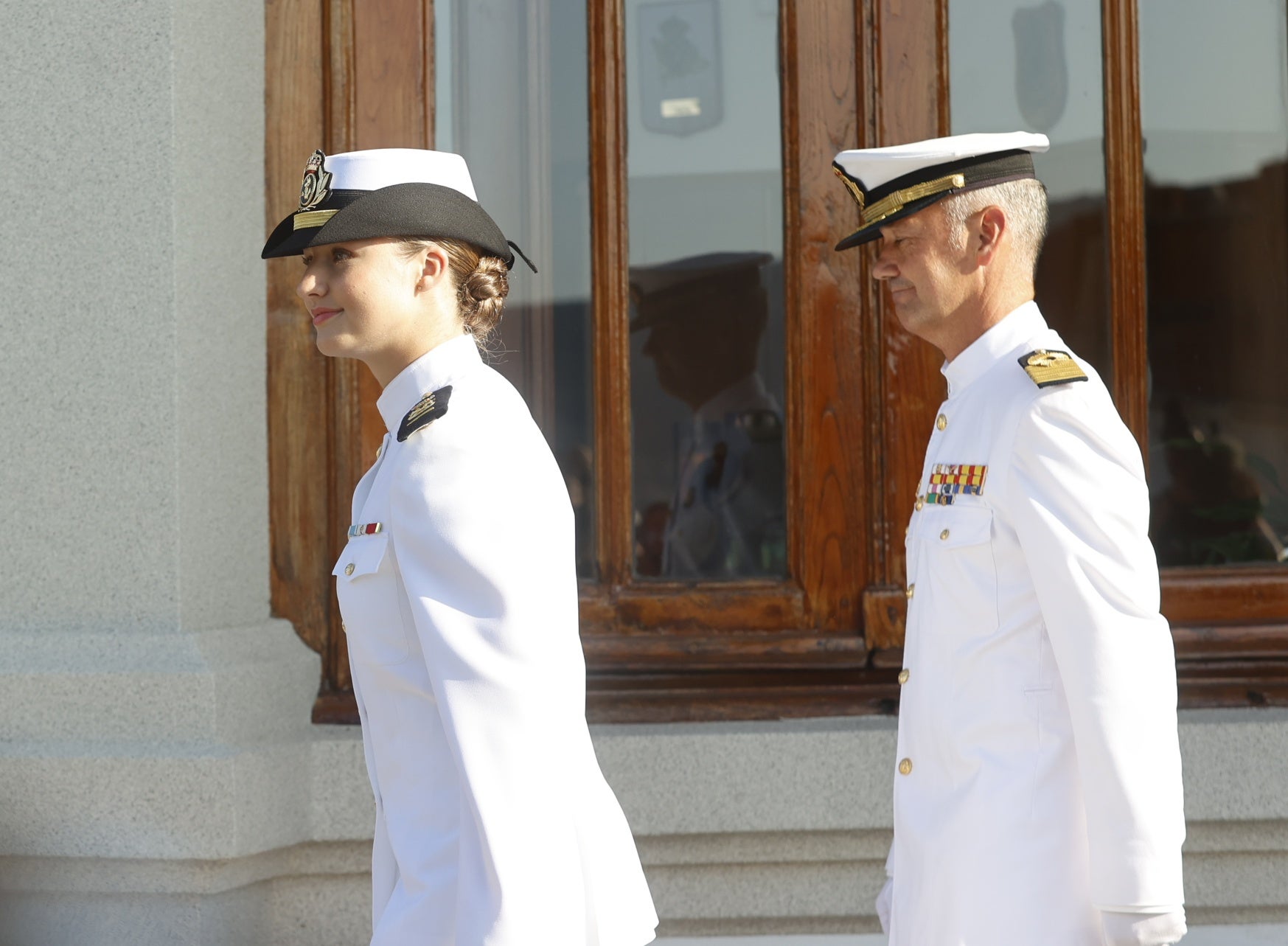 La Princesa Leonor junto al director de la Escuela Naval de Marín.