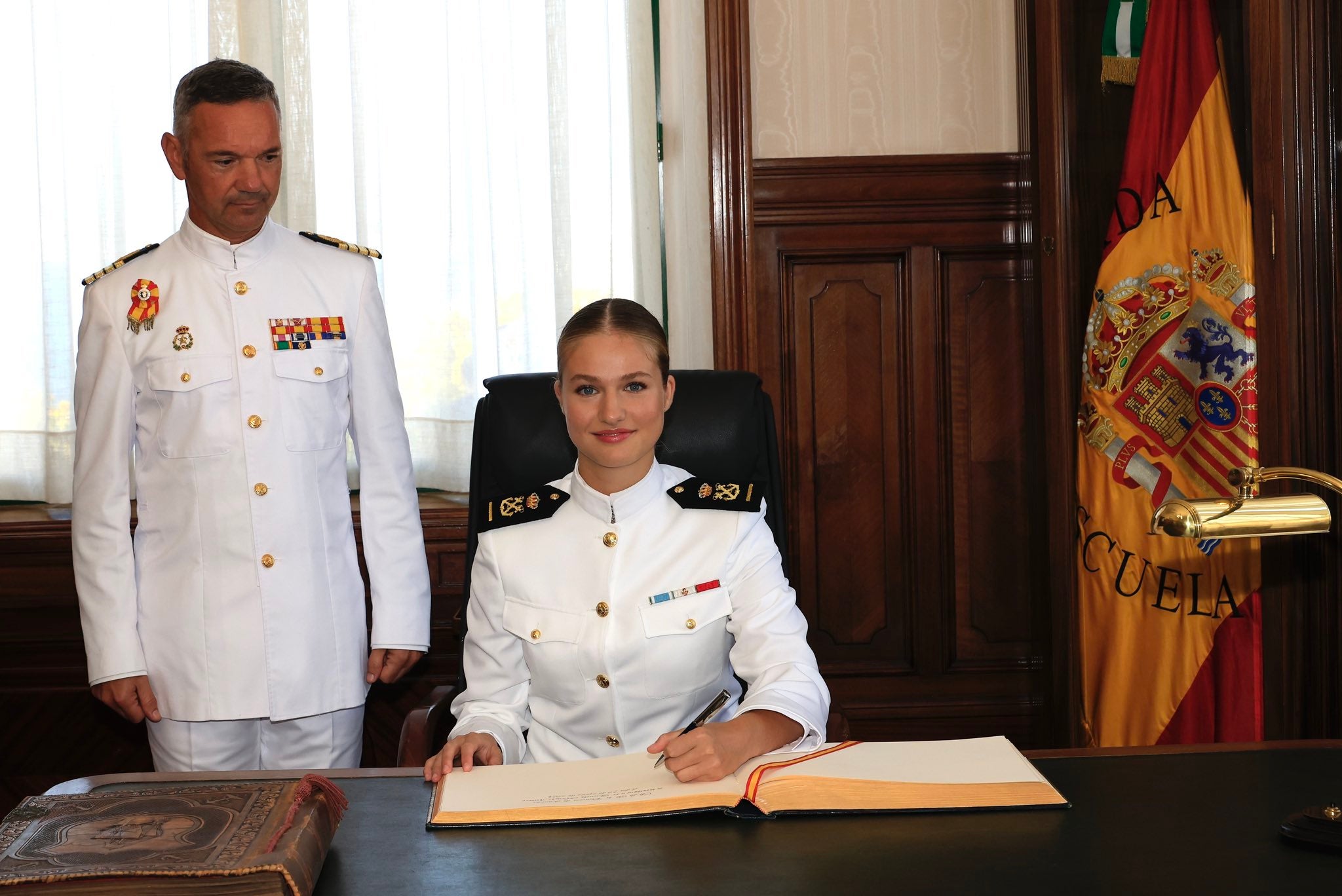 La Princesa Leonor firma en el Libro de Honor en la Escuela Naval de Marín.