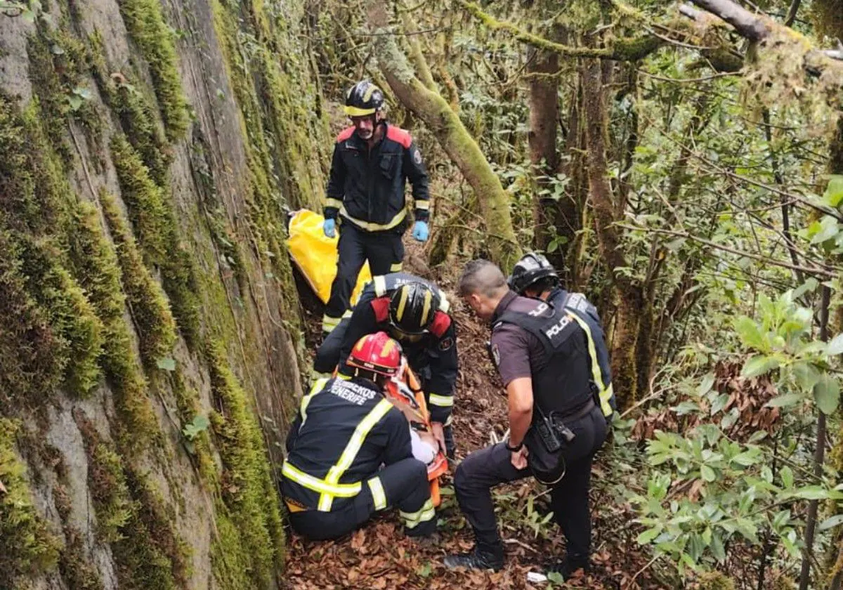 Los bomberos del Consorcio de Tenerife que han procedido al rescate del afectado