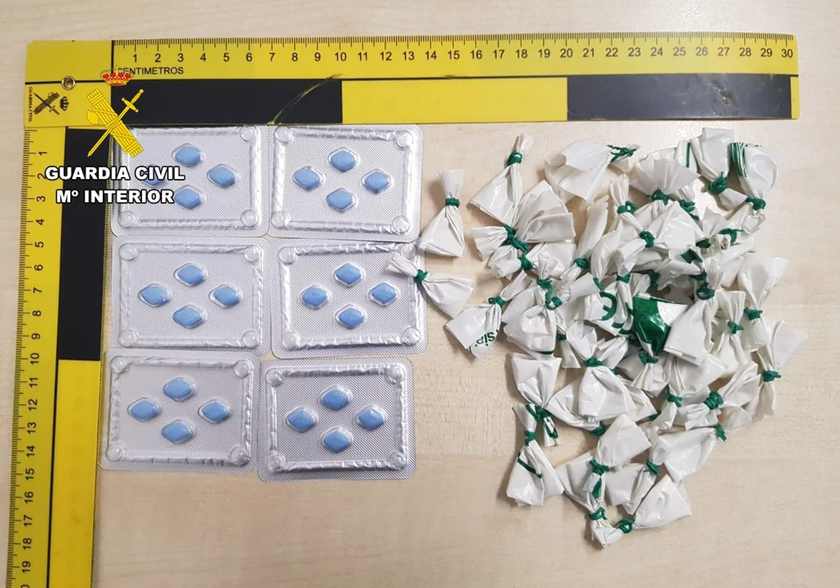 Imagen de las pastillas y las dosis de cocaína intervenidas por la Guardia Civil en Pedreguer (Alicante)