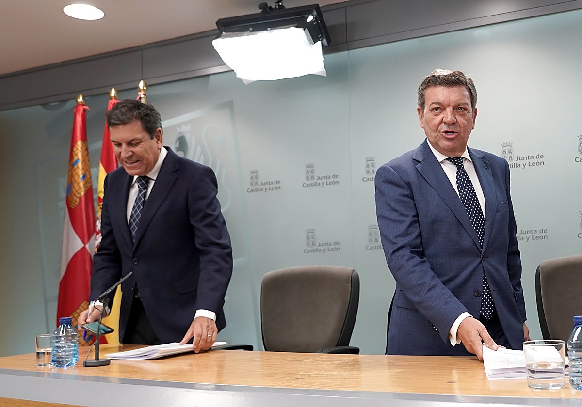 El portavoz de la Junta, Carlos Fernández Carriedo, y el consejero de la Presidencia, Luis Miguel González Gago, en la rueda de prensa posterior al Consejo de Gobierno