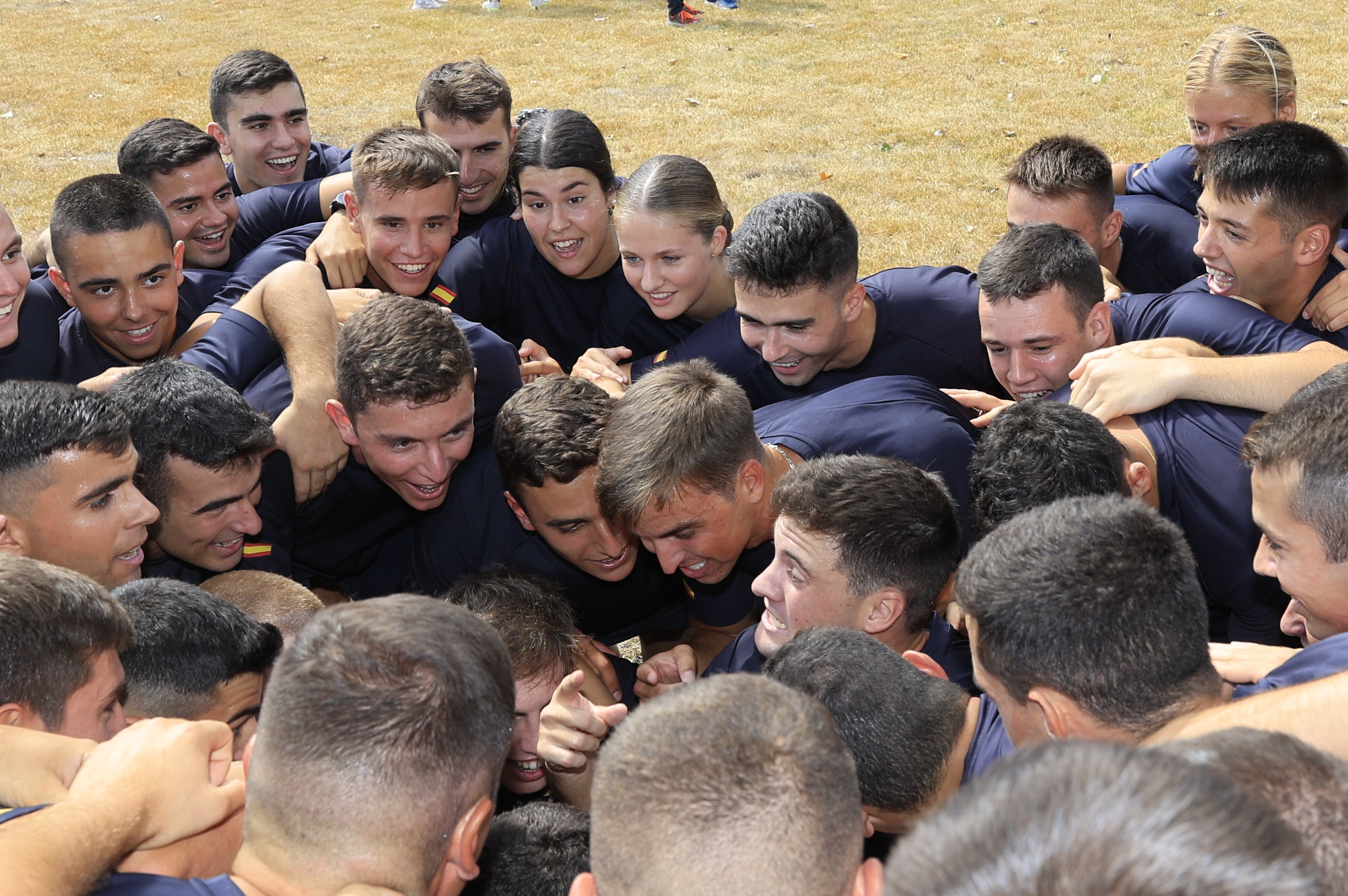 La Heredera al Trono participa en una competición deportiva inter brigadas en Marín junto a sus compañeros.
