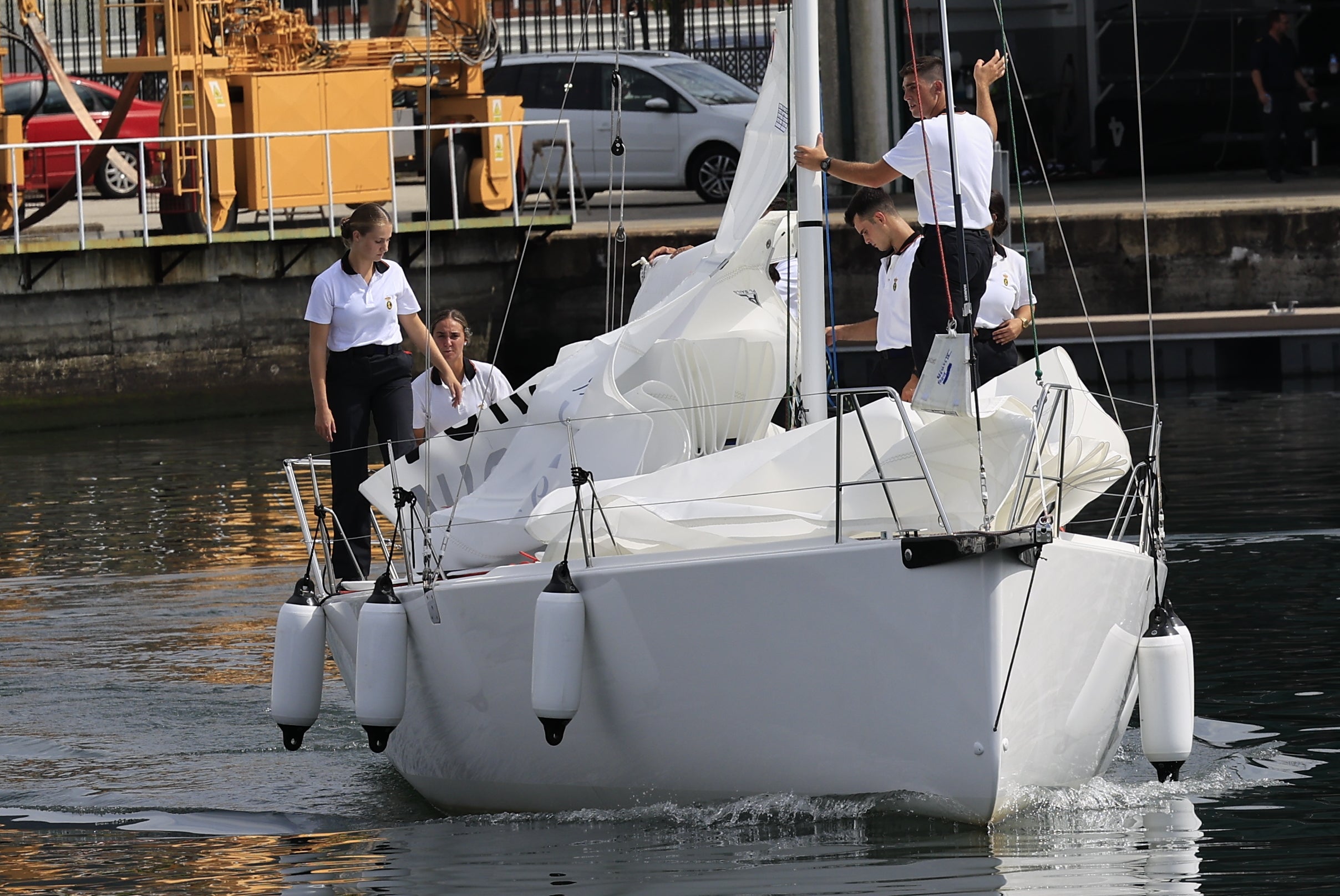 La Princesa Leonor, con indumentaria de la Armada, a bordo de una embarcación junto a algunos de sus compañeros.
