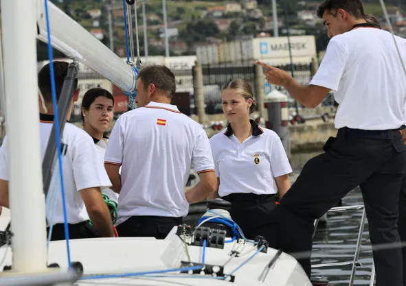 Imagen secundaria 1 - La Princesa Leonor realiza su primera salida al mar como guardamarina de la Armada