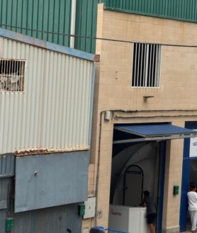 Imagen secundaria 2 - Menores inmigrantes a las puertas de un centro de acogida de Ceuta