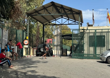 Imagen secundaria 1 - Menores inmigrantes a las puertas de un centro de acogida de Ceuta