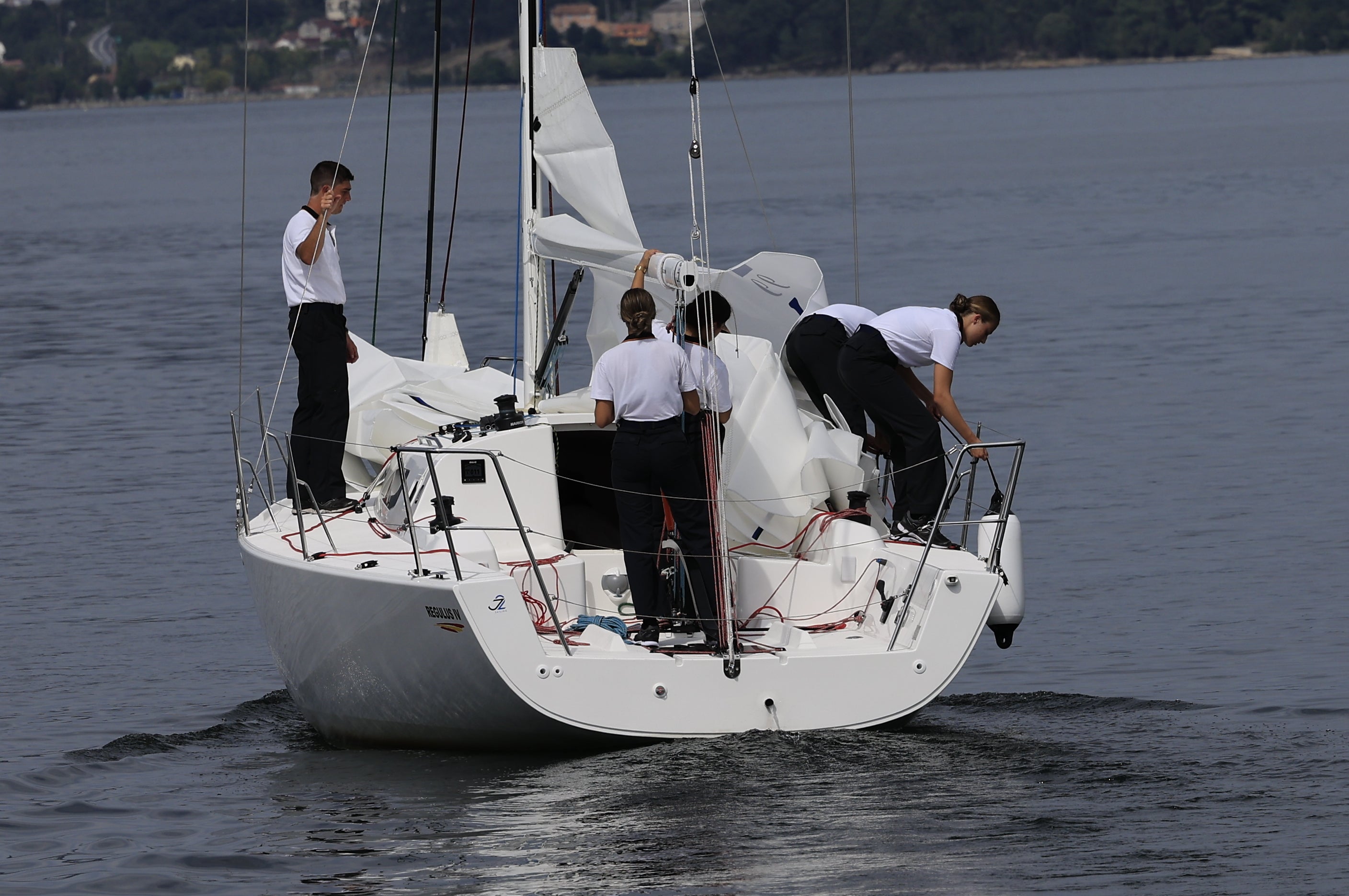 La Princesa Leonor, a bordo de una embarcación de la Armada en su primera salida al mar tras ingresar en Marín.