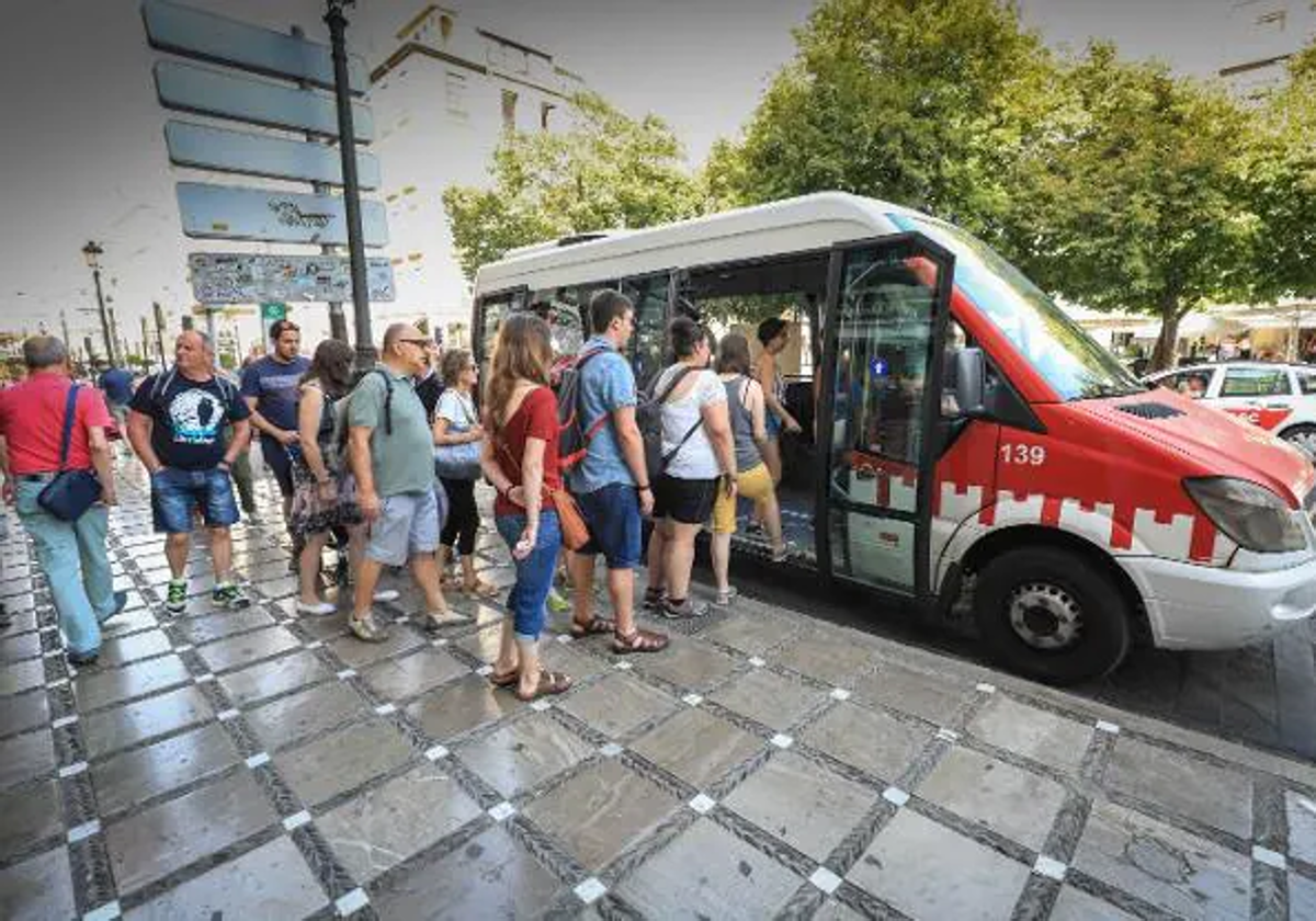 Un autobús en la Plaza Nueva, cargando usuarios para ir al Albaicín