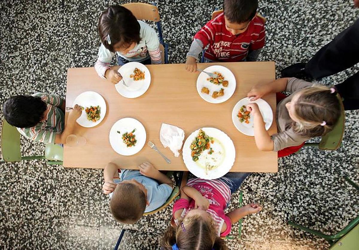 Niños en un comedor escolar