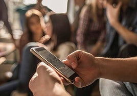 Se hace oficial la prohibición del uso del móvil en las aulas de Infantil y Primaria de Castilla-La Mancha