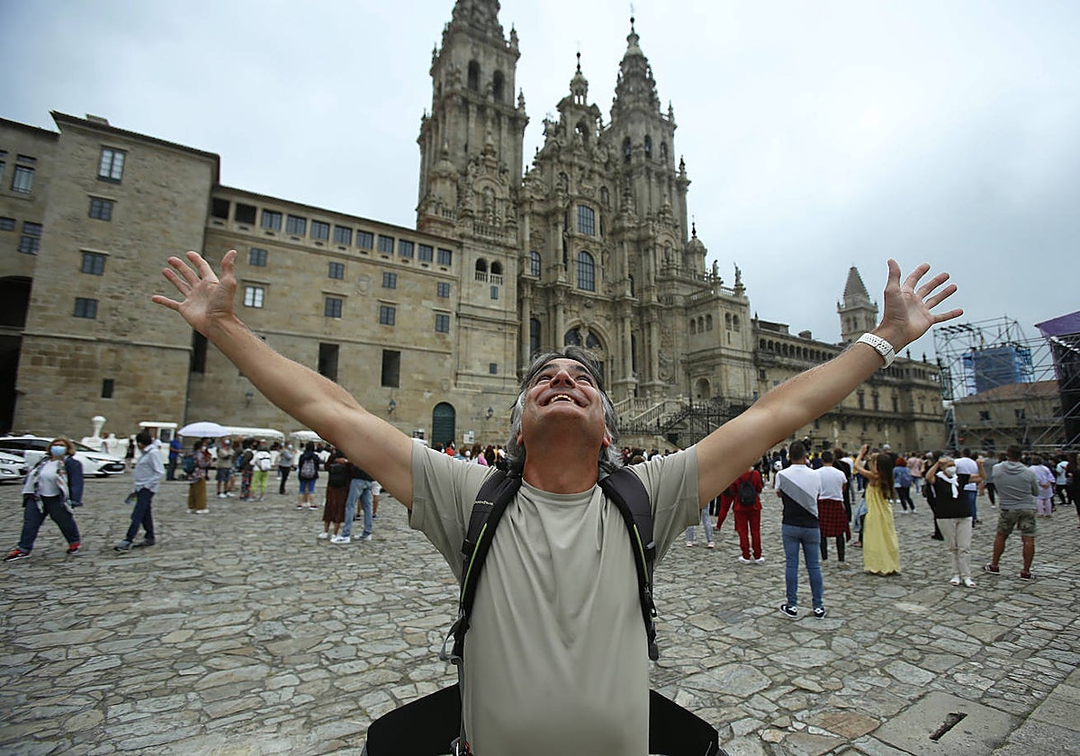 Un peregrino celebra haber llegado al final del Camino de Santiago este verano