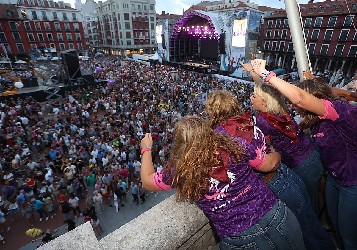 Las cuatro deportistas de las Vallkirias del Pisuerga que se han encargado de leer el pregón arengan a los vallisoletanos que han acudido a la Plaza Mayor