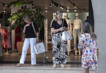 El comercio salva un verano con altibajos: «Las rebajas han perdido su efecto llamada»