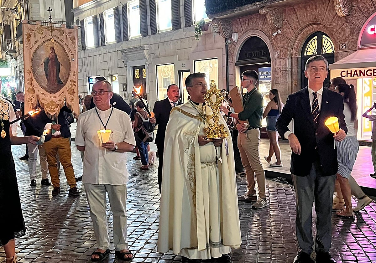 El estandarte de la Virgen Milagrosa de los Mínimos, con la medalla de la Virgen del Rocío del presidente de la Matriz, presidió el rezo