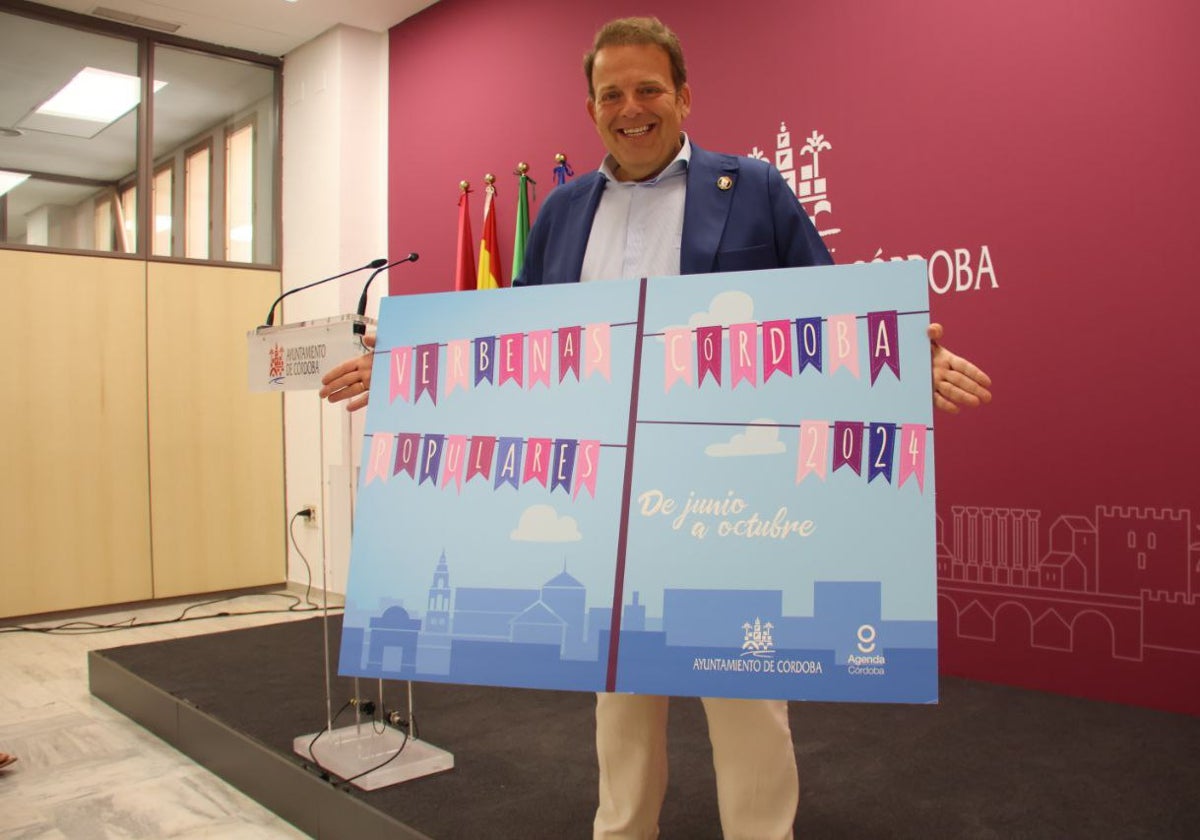 Julián Urbano posa junto al cartel de las verbenas populares en Córdoba 2024