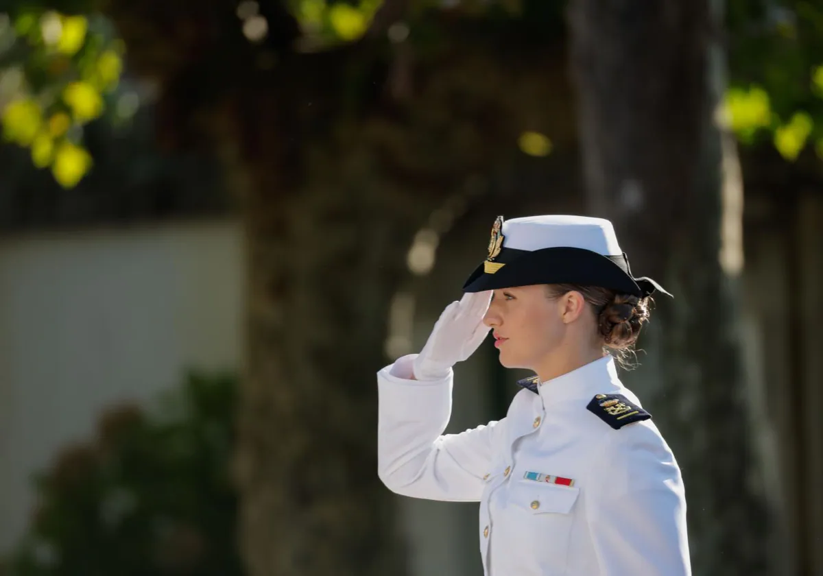 La princesa Leonor durante una ceremonia este jueves en la Escuela Naval Militar de Marín