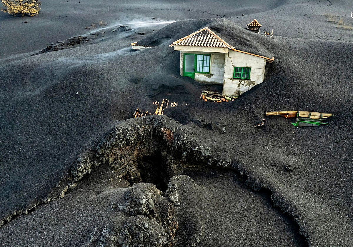 La dueña de la casa con el volcán en el jardín la cubre de plástico: «Yo no tengo acceso pero los turistas van a sacarle fotos, estoy harta»