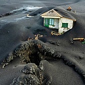 La dueña de la casa con el volcán en el jardín la cubre de plástico: «Estoy harta»