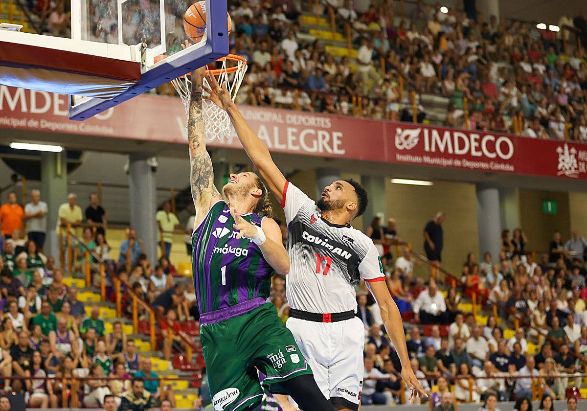 Los jugadores del Unicaja Málaga y Covirán Granada se disputan el balón durante el partido