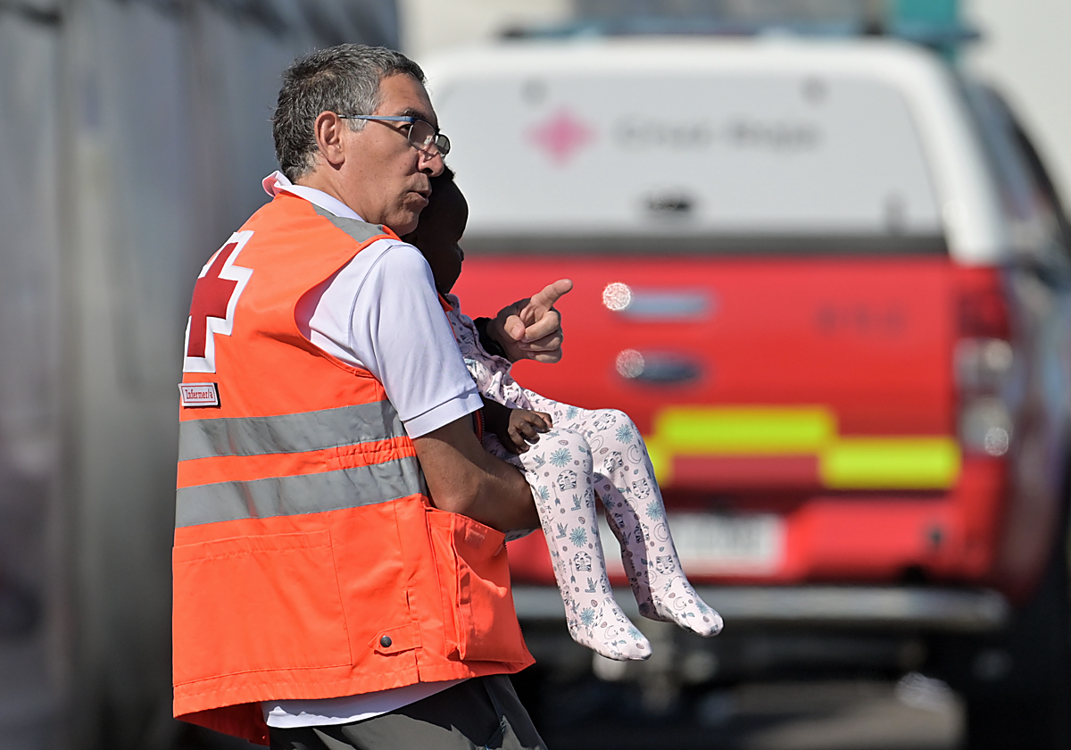 Cruz Roja atiende a los 174 migrantes rescatados en El Hierro, entre ellos varios menores