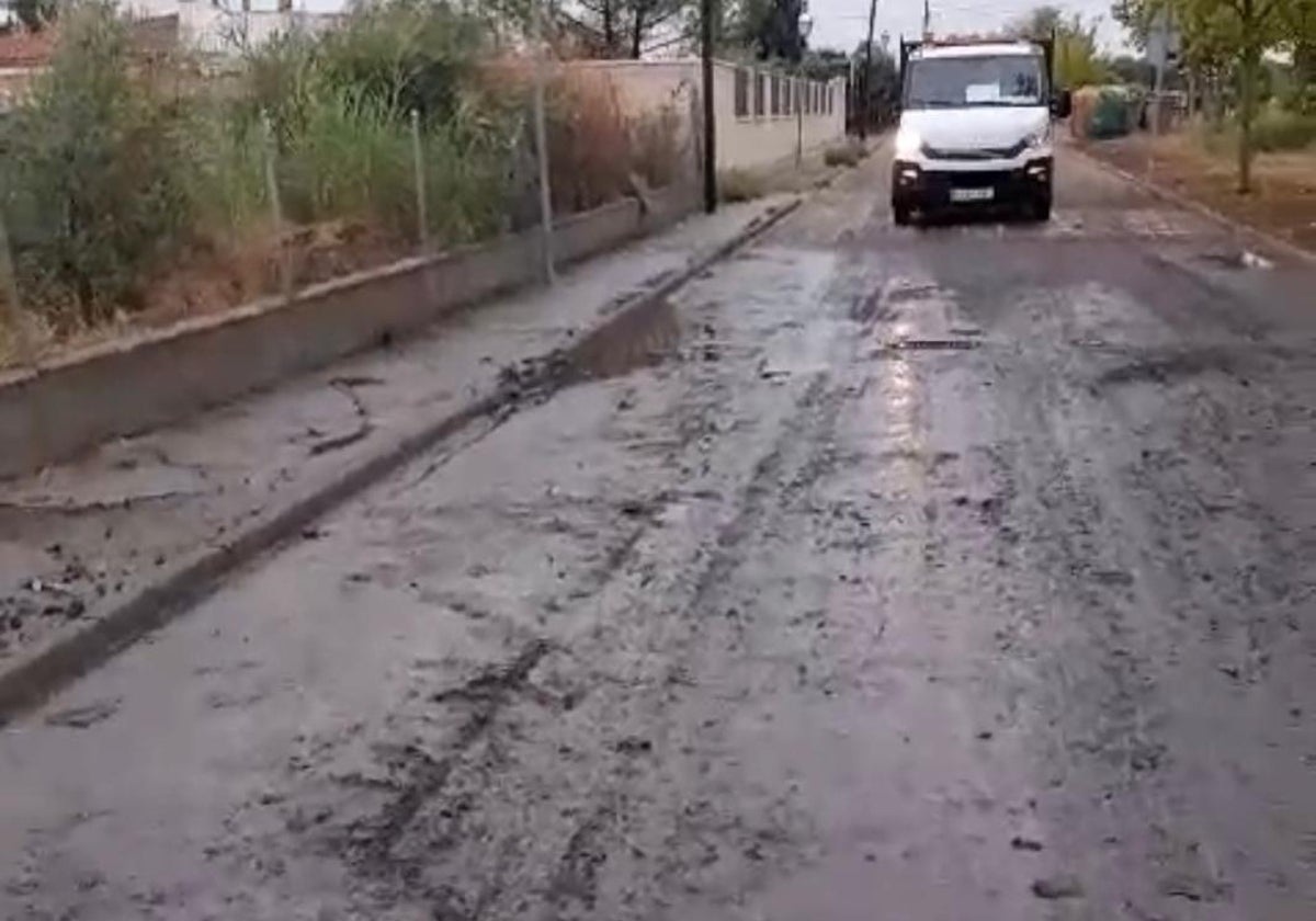 Una de las calles dañadas por las inundaciones del pasado jueves