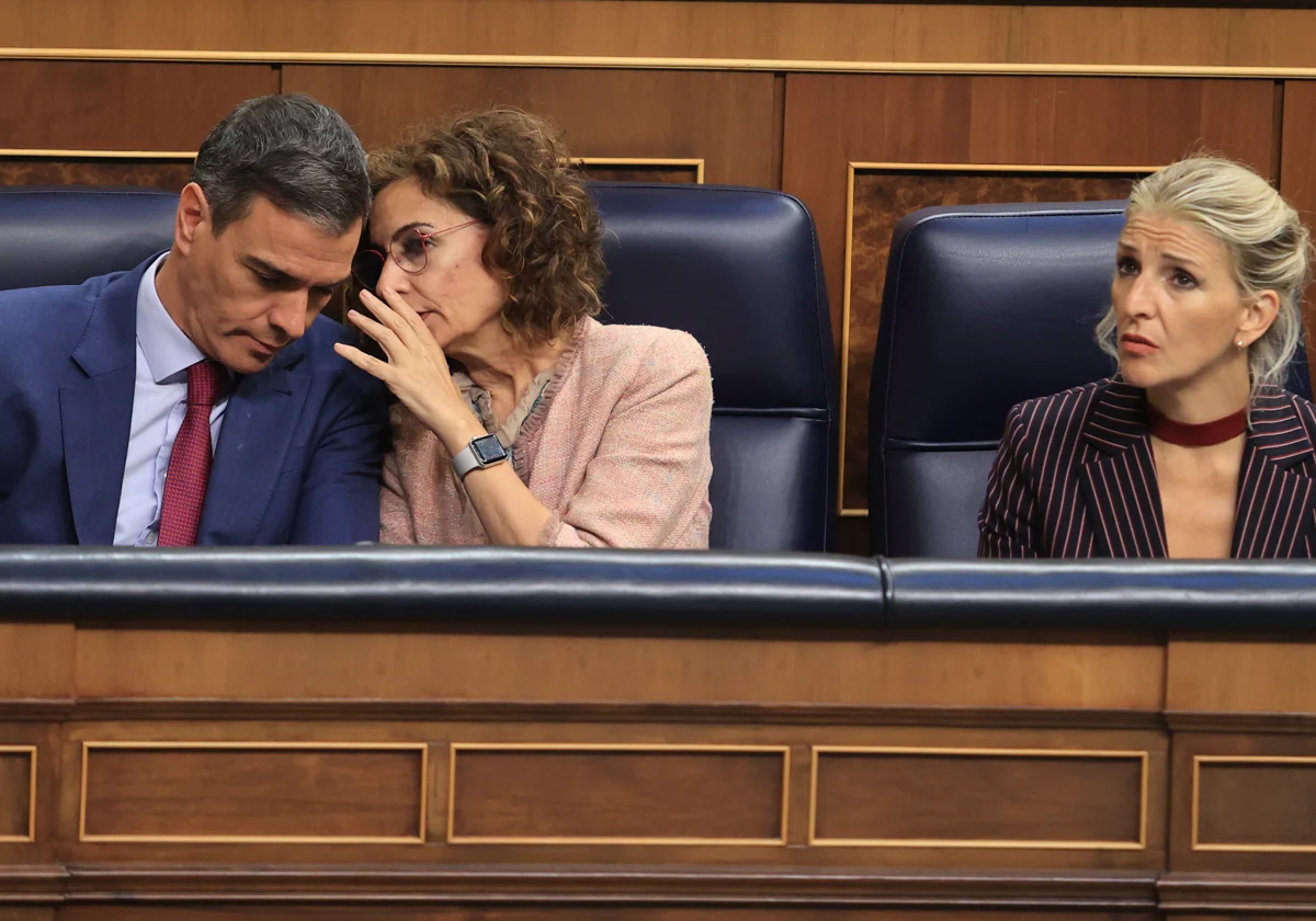 Sánchez y su número dos, María Jesús Montero, con Yolanda Díaz en el Congreso antes del verano