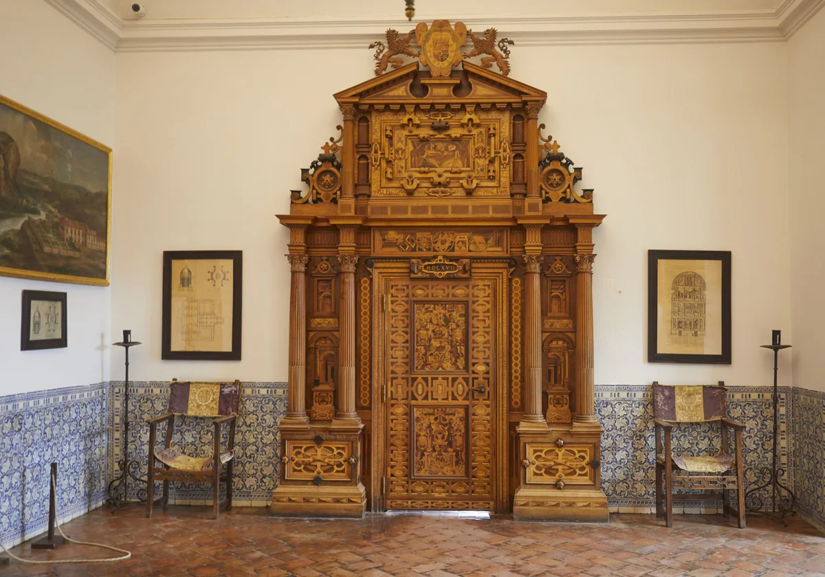 Uno de los accesos a la sala de Embajadores del Monasterio de El Escorial