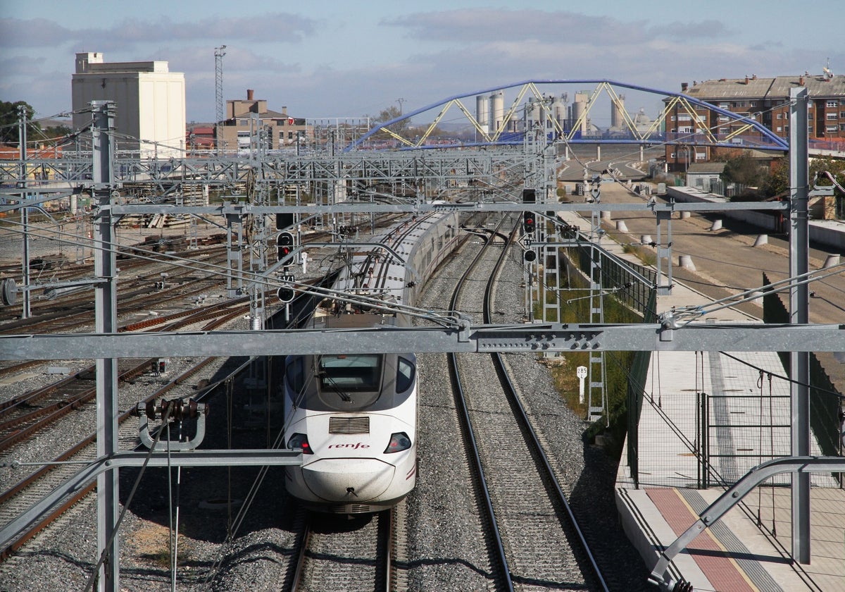 Imagen de archivo de un tren circulando en la provincia palentina